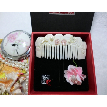 Chinese Rabbit Carved Shell Comb With Freshwater Pearl