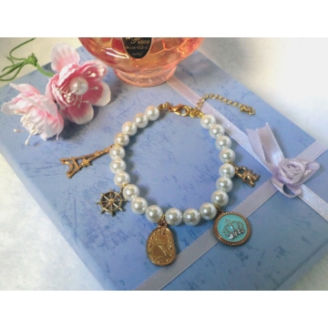 Shell pearl bracelet with gold charms
