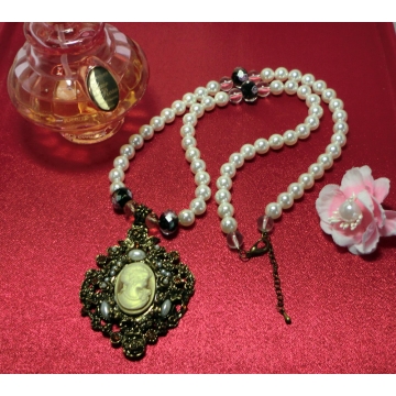 Shell pearl necklace with cameo